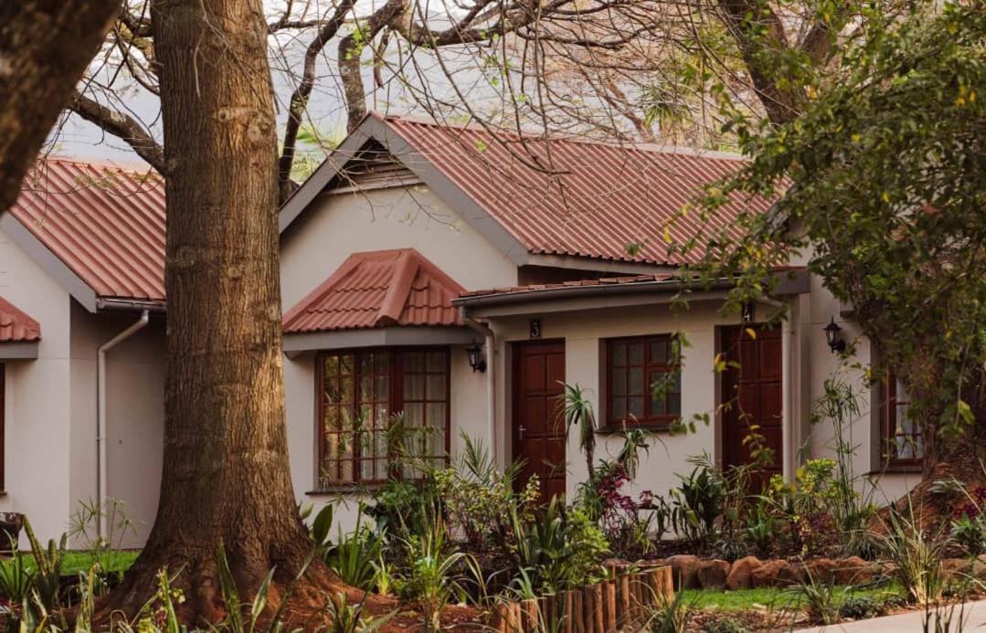 The Calabash Lodge And Restaurant Lobamba Exterior photo